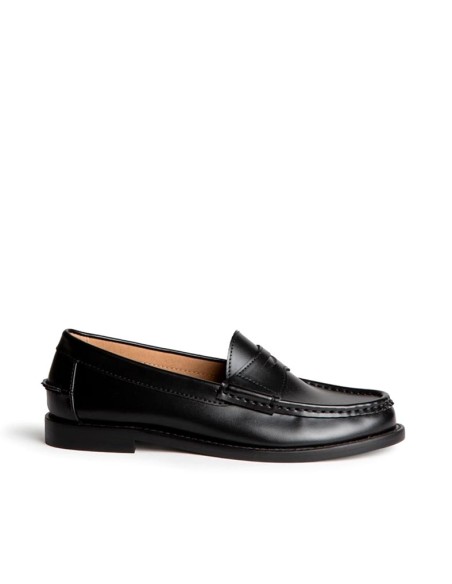 Mocasín castellano negro Corina M6650 para mujer vista lateral