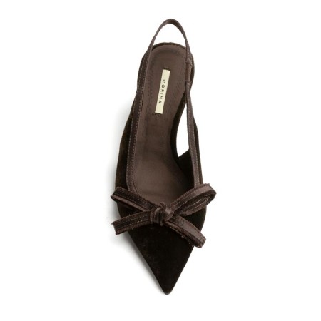 Zapato de tacón marrón con lazo y punta afilada vista superior