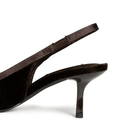 Detalle tacón fino 6,5 cm zapato terciopelo marrón Corina