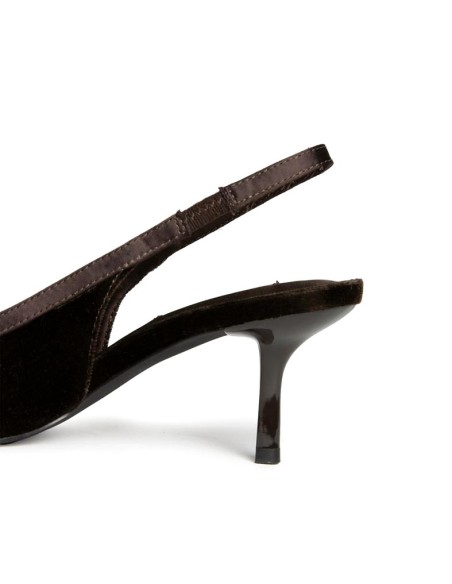 Detalle tacón fino 6,5 cm zapato terciopelo marrón Corina