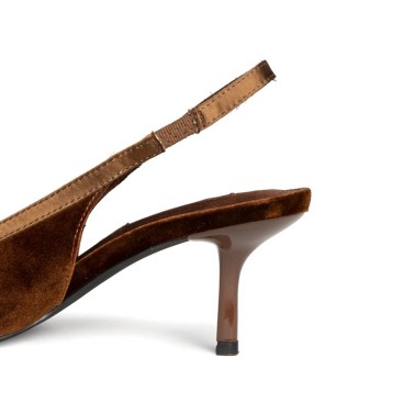 Detalle tacón fino 6,5 cm zapato destalonado coñac Corina