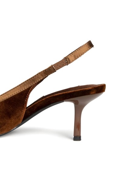 Detalle tacón fino 6,5 cm zapato destalonado coñac Corina