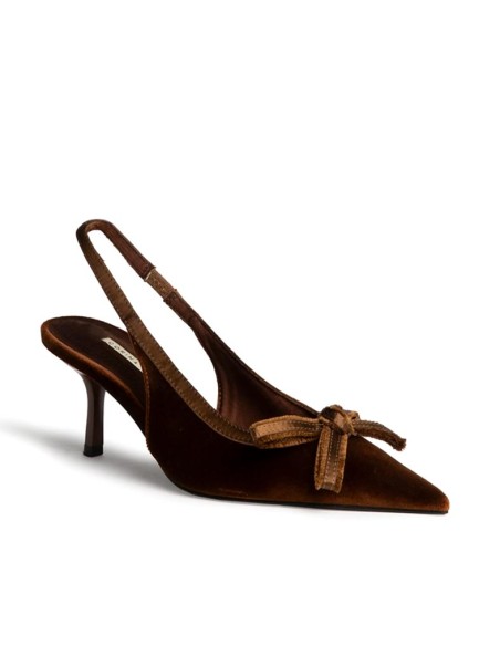 Zapato slingback coñac con tacón fino Corina vista diagonal