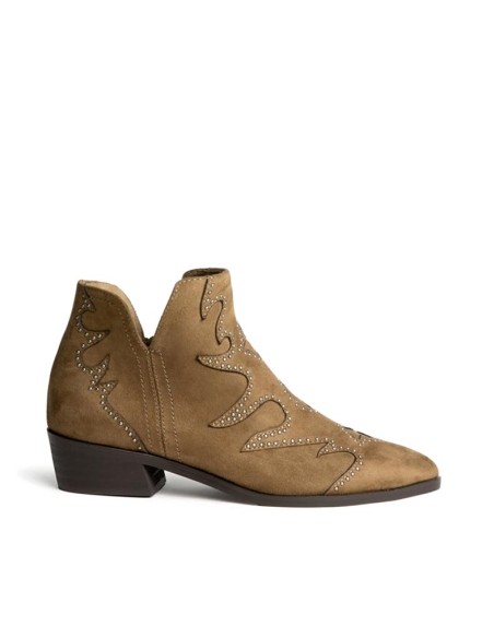 Botín tobillero camel con tachuelas Corina