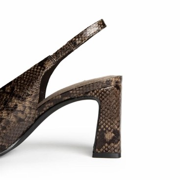 Detalle tacón ancho 7,2 cm zapato serpiente Corina marrón