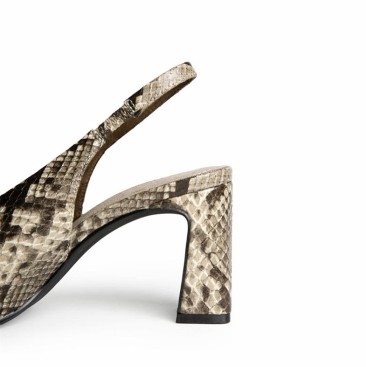 Detalle tacón ancho zapato animal print beige Corina