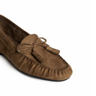 Detalle pala fruncida y borlas mocasín de antelina camel