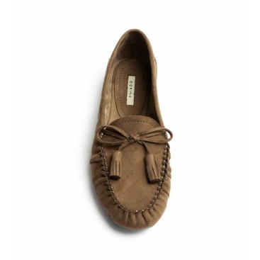 Mocasín Corina camel con lazo y borlas vista superior