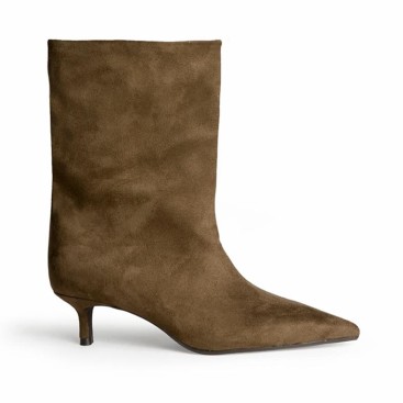 Botín kitten camel Corina de antelina con tacón fino de 5 cm