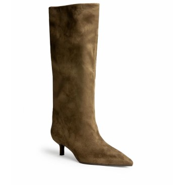 Bota camel de antelina con punta fina vista diagonal