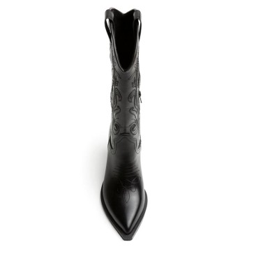 Bota cowboy negra de punta fina vista frontal