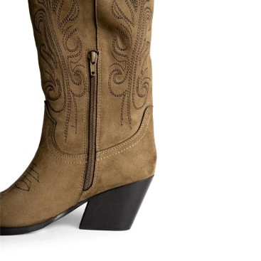 Detalle bordados y cremallera bota cowboy camel Corina