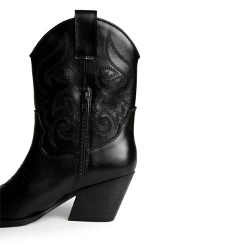 Detalle bordados y cremallera botín cowboy negro Corina