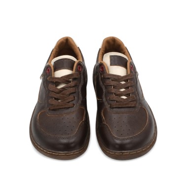 Zapatilla barefoot marrón con puntera perforada vista frontal