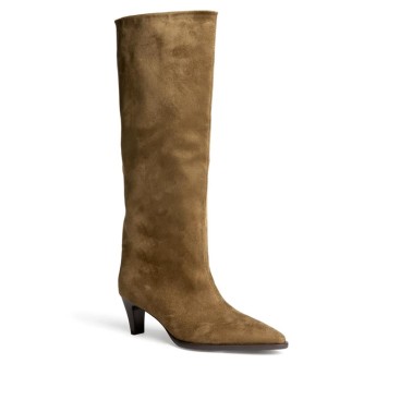 Bota camel de antelina con tacón medio vista diagonal