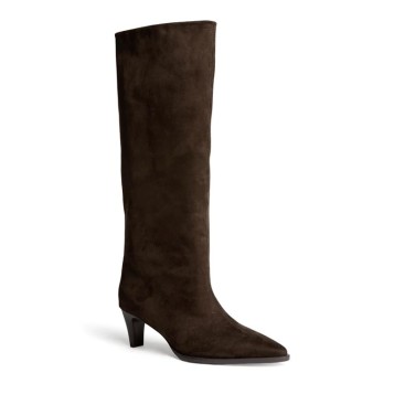 Bota marrón chocolate de antelina con tacón de 5,7 cm vista diagonal