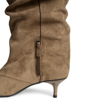 Detalle caña slouchy y cremallera bota camel Corina