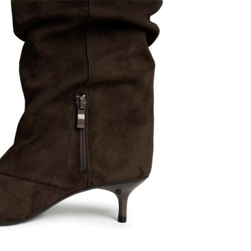 Detalle tacón kitten bota marrón Corina M6881