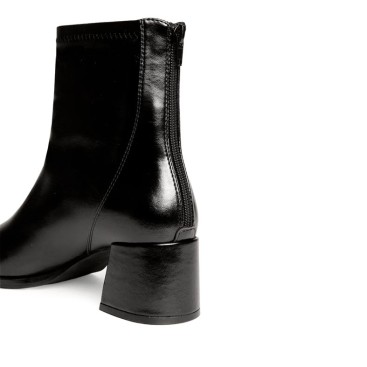 Detalle cremallera trasera botín negro Corina