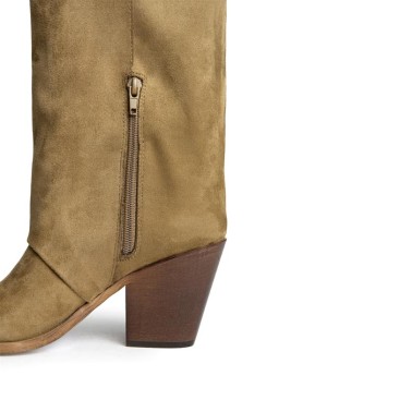 Detalle cremallera lateral bota campera camel Corina