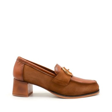 mocasines hebilla mujer con tacón camel