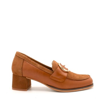 mocasines camel de piel con tacón y hebilla mujer