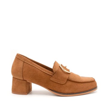 mocasín camel de ante con tacón cuadrado