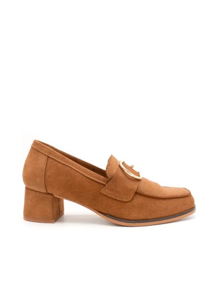 mocasín camel de ante con tacón cuadrado