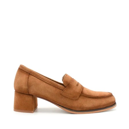 Mocasín de ante con tacón medio camel