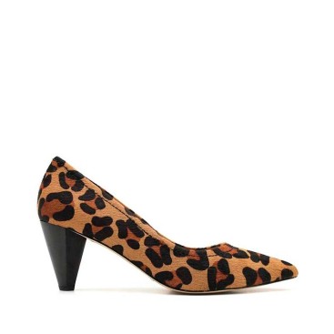 salón con tacón de pelo leopardo