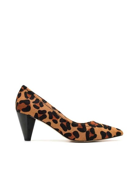 salón con tacón de pelo leopardo
