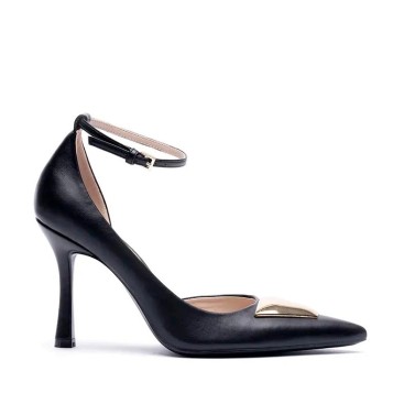 zapatos de tacón negros​ con pulsera