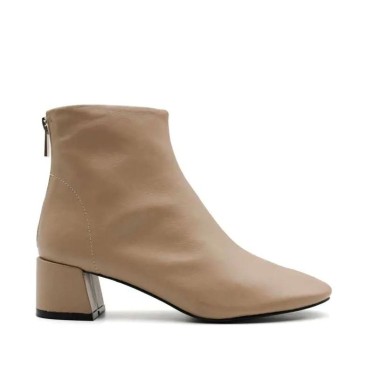 botín tacón cuadrado beige