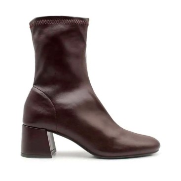 botines ajustados color burdeos con tacón