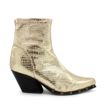 botín dorado con tacón estilo cowboy con tachuelas