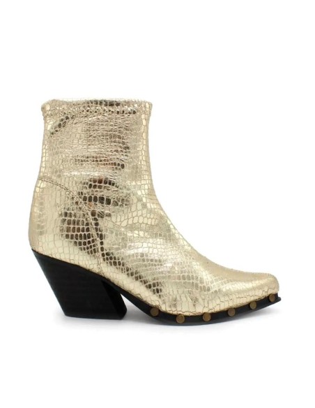 botín dorado con tacón estilo cowboy con tachuelas