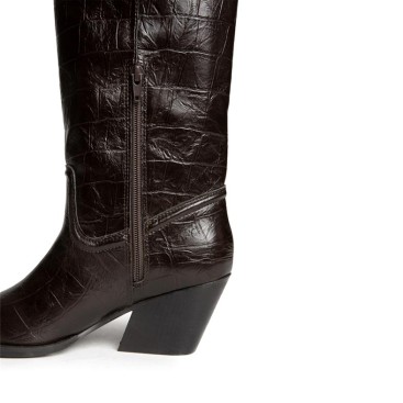 Detalle cremallera y tacón bota cowboy efecto coco marrón
