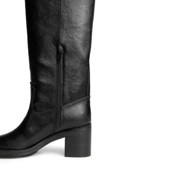 Detalle cremallera y tacón ancho de bota negra Corina M6820