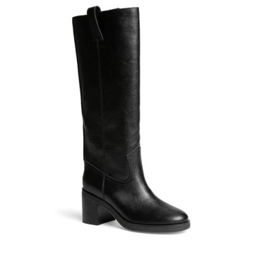 Bota campera negra de mujer con tacón medio vista diagonal