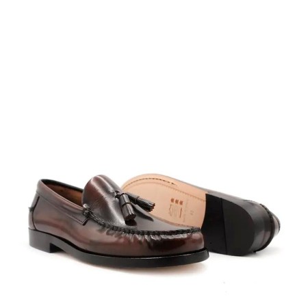 Mocasín marrón tipo castellano con borlas