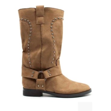 Bota biker camel con tachuelas vista lateral