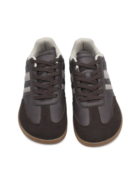 Vista superior de zapatilla barefoot marrón con puntera ancha