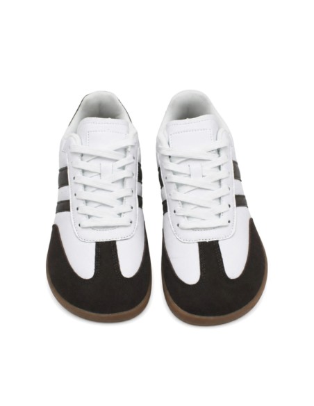 Vista superior de zapatilla barefoot blanca y marrón