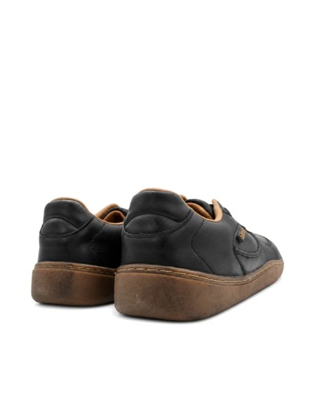 Vista trasera de zapatilla negra casual hombre