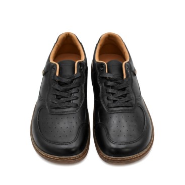 Vista frontal de zapatilla barefoot negra para hombre