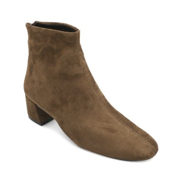 Vista diagonal de botín camel mujer con tacón bajo