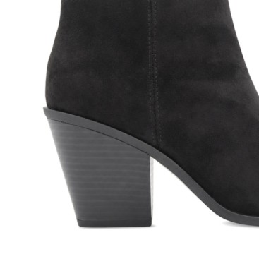 Detalle del tacón ancho de botín negro para mujer