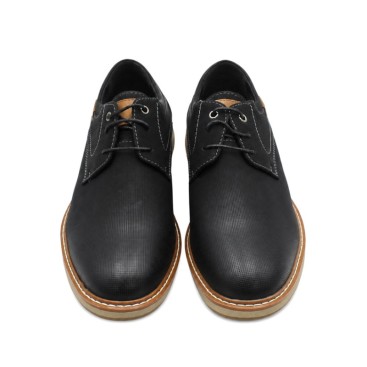 Vista frontal de zapato casual negro con cordones