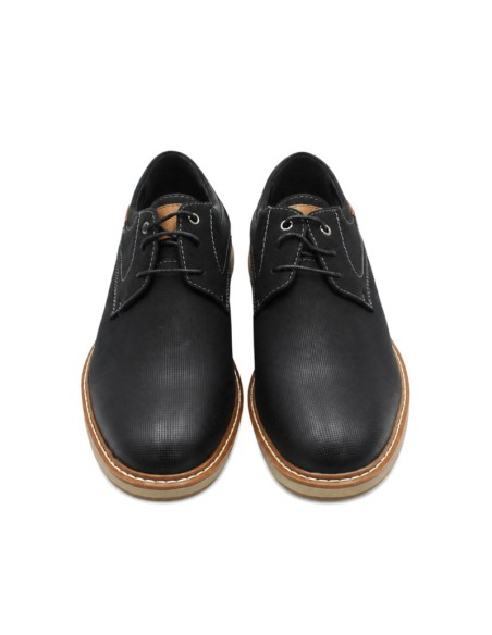 Vista frontal de zapato casual negro con cordones