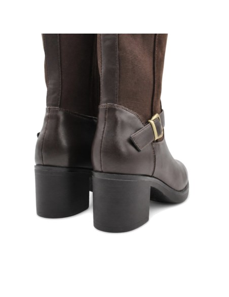 Detalle del tacón ancho de bota marrón mujer